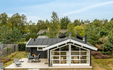 Jannus - 550M from the Sea: Wohngebiet, Strauch, Haus, Zuhause, Garten, Estate, Schatten, Landscaping, Rasen