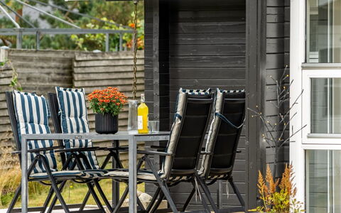 Jannus - 550M from the Sea: Wohngebiet, Strauch, Haus, Zuhause, Garten, Estate, Schatten, Landscaping, Rasen