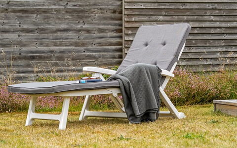 Jannus - 550M from the Sea: Wohngebiet, Strauch, Haus, Zuhause, Garten, Estate, Schatten, Landscaping, Rasen