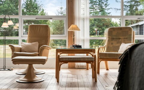 Jannus - 550M from the Sea: Möbel, Interior Design, Holz, Flooring, Stuhl, Fussboden, Holzboden, Beleuchtung, Braun, Wohnzimmer