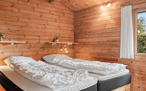Jannus - 550M from the Sea: Holz, Holzbeize, Schlafzimmer, Hartholz, Fussboden, Planke, Decke, Bett, Bedding, Blockhaus