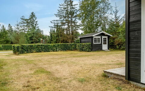 Jannus - 550M from the Sea: Gras, Strauch, Haus, Zuhause, Grundstueck, Hütte, Garten, Ground, Rasen, Gartenbauten