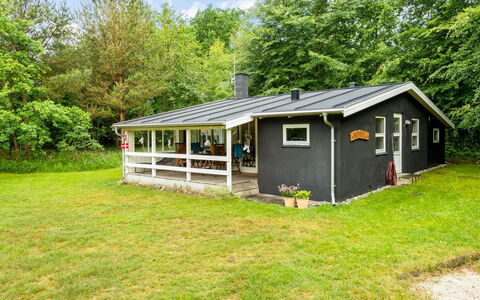 Fergie - 400M from the Sea: Gras, Haus, Hütte, Zuhause, Dach, Ländliches Gebiet, Gartenbauten, Bauernhaus, Rasen, Veranda