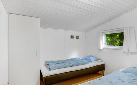 Fergie - 400M from the Sea: Holz, Schlafzimmer, Interior Design, Decke, Fussboden, Flooring, Bett, Zuhause, Bettrahmen, Zimmer