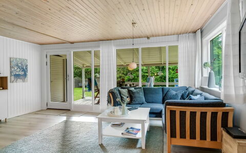 Fergie - 400M from the Sea: Interior Design, Flooring, Holz, Fussboden, Möbel, Decke, Holzboden, Zuhause, Wohnzimmer, Couch