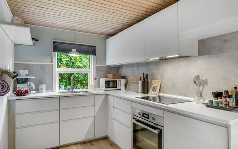 Fergie - 400M from the Sea: Küche, Küchengerät, Countertop, Cabinetry, Flooring, Interior Design, Major Appliance, Holz, Haushaltsgerät, Decke