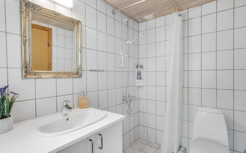 Fergie - 400M from the Sea: Armatur, Flooring, Badezimmer, Fussboden, Bad Sink, Interior Design, Sinken, Installation, Zapfhahn, Zimmer