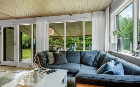 Fergie - 400M from the Sea: Möbel, Interior Design, Couch, Flooring, Holz, Fussboden, Decke, Wohnzimmer, Zuhause, Beleuchtung