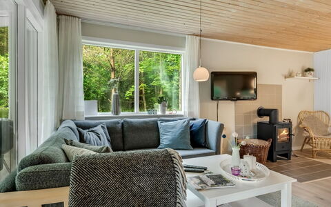 Fergie - 400M from the Sea: Möbel, Interior Design, Couch, Flooring, Holz, Wohnzimmer, Fussboden, Decke, Zimmer, Zuhause