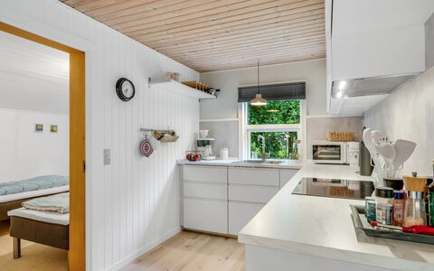 Fergie - 400M from the Sea: Küche, Flooring, Interior Design, Countertop, Küchengerät, Holz, Decke, Fussboden, Möbel, Major Appliance