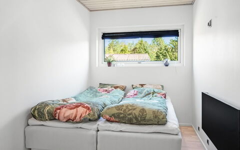 Elviira - 350M from the Sea: Schlafzimmer, Bett, Bettdecke, Bedding, Interior Design, Bettrahmen, Zimmer, Decke, Kissen, Dekokissen