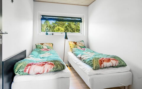 Elviira - 350M from the Sea: Schlafzimmer, Bett, Bedding, Bettrahmen, Bettdecke, Etagenbett, Wohnheim, Kissen, Herberge, Daylighting
