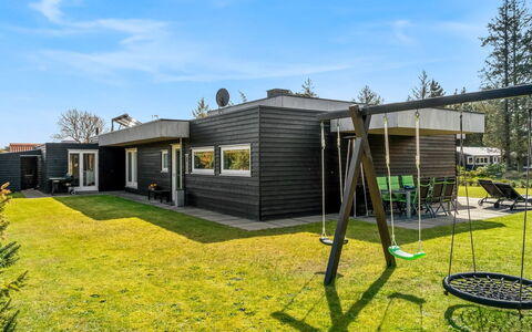 Elviira - 350M from the Sea: Dachdecken, Hütte, Haus, Dach, Zuhause, Bauernhaus, Hütte, Estate, Dorf