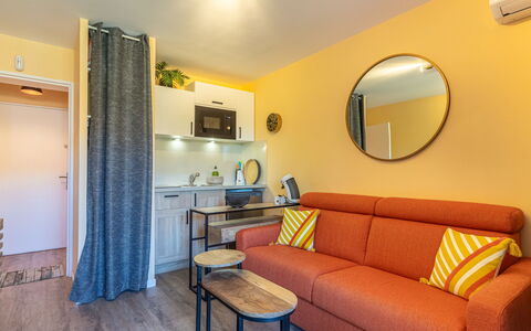 Bormes-Les-Mimosas 200: Möbel, Eigentum, Spiegel, Couch, Gebäude, Azurblau, Tabelle, Komfort, Interior Design, Holz