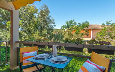 Bormes-Les-Mimosas 200: Pflanze, Eigentum, Himmel, Natur, Azurblau, Schatten, Interior Design, Gartenmöbel, Gebäude, Baum