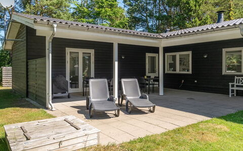 Asla - 400M from the Sea: Dach, Haus, Zuhause, Hütte, Tür, Abstellgleis, Deck, Veranda, Planke, Hartholz