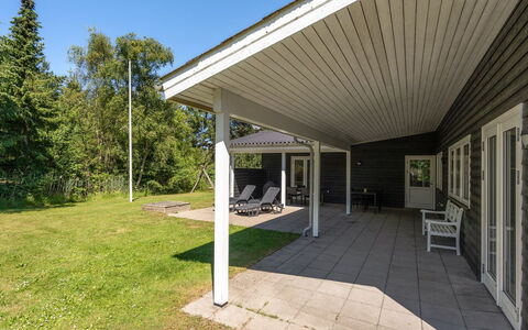 Asla - 400M from the Sea: Dach, Haus, Zuhause, Hütte, Tür, Abstellgleis, Deck, Veranda, Planke, Hartholz