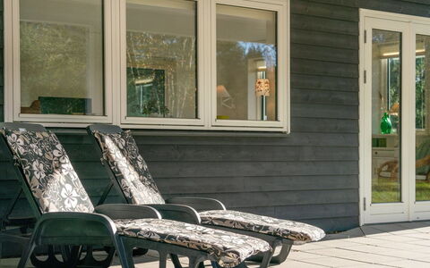 Asla - 400M from the Sea: Dach, Haus, Zuhause, Hütte, Tür, Abstellgleis, Deck, Veranda, Planke, Hartholz