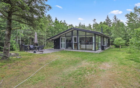Chrissie - 150M from the Sea: Dach, Haus, Zuhause, Hütte, Abstellgleis, Estate, Auffahrt, Gartenbauten, Garten, Schuppen