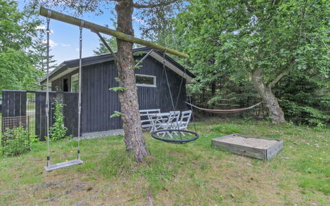 Chrissie - 150M from the Sea: Dach, Haus, Zuhause, Hütte, Abstellgleis, Estate, Auffahrt, Gartenbauten, Garten, Schuppen