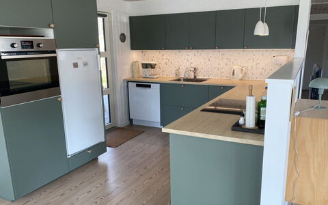 Chrissie - 150M from the Sea: Flooring, Fussboden, Möbel, Cabinetry, Interior Design, Countertop, Küche, Holzboden, Major Appliance, Küchengerät