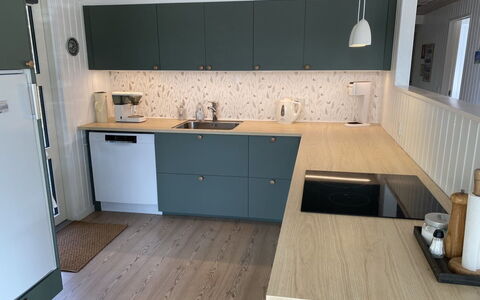 Chrissie - 150M from the Sea: Flooring, Holz, Countertop, Fussboden, Cabinetry, Küche, Möbel, Interior Design, Major Appliance, Küchengerät