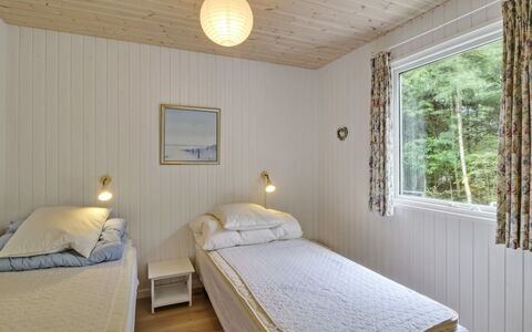 Chrissie - 150M from the Sea: Holz, Schlafzimmer, Interior Design, Bett, Fussboden, Decke, Flooring, Bettdecke, Bedding, Möbel
