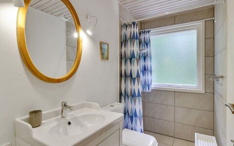 Chrissie - 150M from the Sea: Flooring, Interior Design, Armatur, Fussboden, Bad Sink, Badezimmer, Decke, Badezimmerschrank, Sinken, Installation
