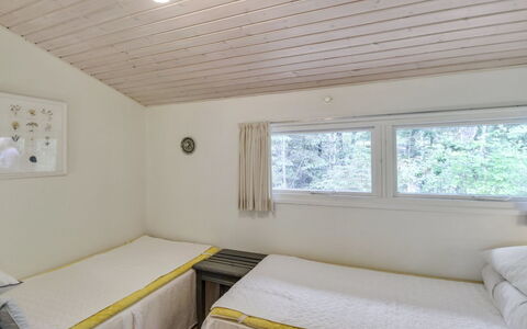 Chrissie - 150M from the Sea: Wand, Interior Design, Holz, Decke, Fussboden, Flooring, Bett, Schlafzimmer, Möbel, Zimmer