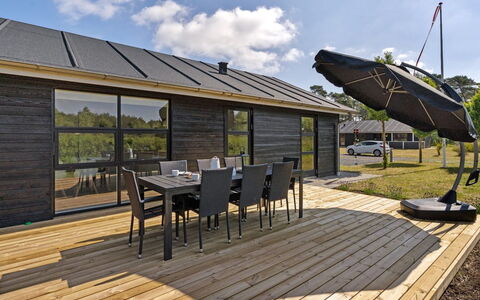Veiko - 1.2Km from the Sea: Holz, Zuhause, Veranda, Deck, Hartholz, Dach, Holzbeize, Holzboden, Eco Hotel