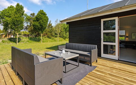 Veiko - 1.2Km from the Sea: Holz, Zuhause, Veranda, Deck, Hartholz, Dach, Holzbeize, Holzboden, Eco Hotel