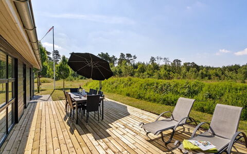 Veiko - 1.2Km from the Sea: Holz, Zuhause, Veranda, Deck, Hartholz, Dach, Holzbeize, Holzboden, Eco Hotel