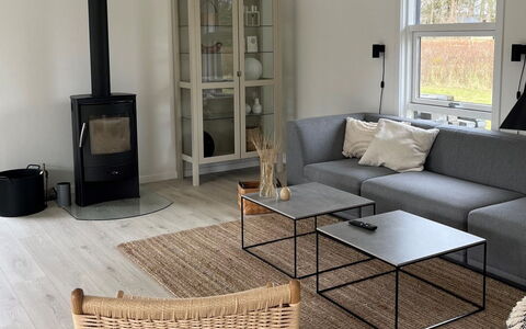 Veiko - 1.2Km from the Sea: Holz, Zuhause, Veranda, Deck, Hartholz, Dach, Holzbeize, Holzboden, Eco Hotel