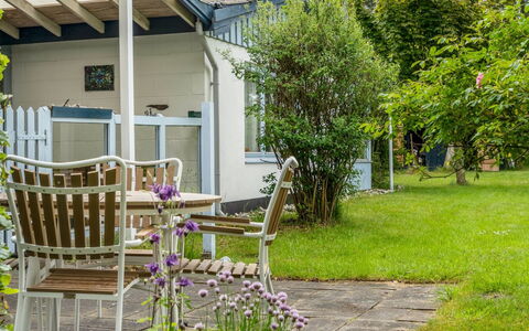 Lenard - 400M from the Sea: Garten, Strauch, Zuhause, Haus, Hütte, Schatten, Rasen, Hinterhof, Veranda