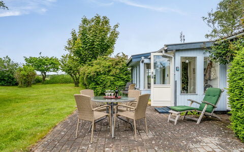 Lenard - 400M from the Sea: Strauch, Grundstueck, Hütte, Garten, Rasen, Landscaping, Estate, Garten, Schatten, Villa