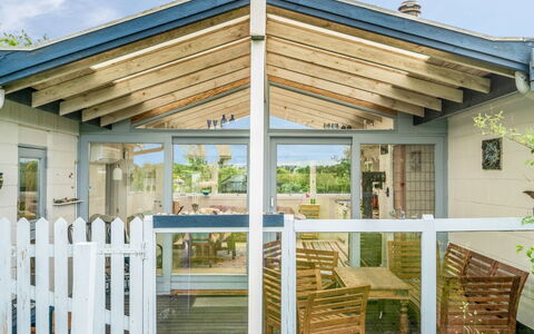Lenard - 400M from the Sea: Holz, Tür, Zuhause, Veranda, Hütte, Deck, Schatten, Abstellgleis, Outdoor Struktur, Stuhl