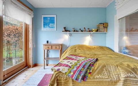 Lenard - 400M from the Sea: Möbel, Interior Design, Bett, Schlafzimmer, Bedding, Bettdecke, Wand, Fussboden, Holz, Flooring
