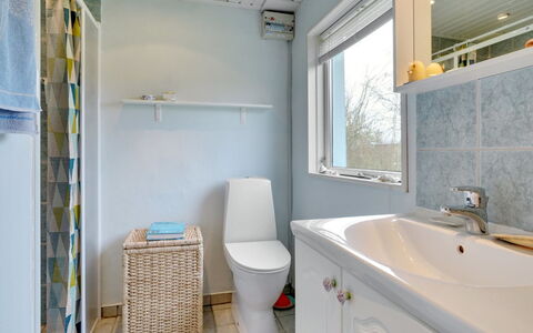 Lenard - 400M from the Sea: Armatur, Badezimmer, Flooring, Interior Design, Fussboden, Bad Sink, Sinken, Toilette, Zapfhahn, Badezimmerschrank