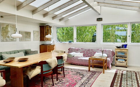 Lenard - 400M from the Sea: Möbel, Interior Design, Flooring, Couch, Fussboden, Holz, Decke, Tabelle, Zimmer, Wohnzimmer