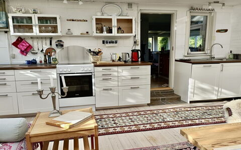 Lenard - 400M from the Sea: Möbel, Küche, Flooring, Interior Design, Cabinetry, Küchengerät, Countertop, Fussboden, Holz, Major Appliance