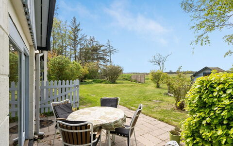 Lenard - 400M from the Sea: Gras, Strauch, Grundstueck, Garten, Rasen, Ground, Hütte, Schatten, Landscaping