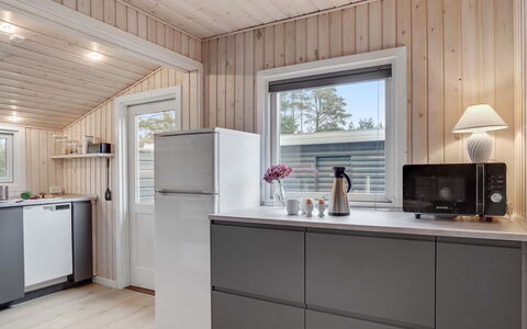 Sissa - 1.5Km from the Sea: Holz, Küchengerät, Major Appliance, Küche, Flooring, Haushaltsgerät, Countertop, Interior Design, Fussboden, Zuhause