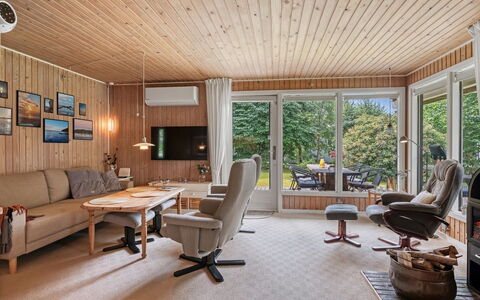 Farthin - 800M from the Sea: Möbel, Interior Design, Flooring, Holz, Decke, Fussboden, Stuhl, Wohnzimmer, Couch, Light Fixture