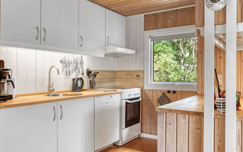 Farthin - 800M from the Sea: Holz, Küche, Flooring, Küchengerät, Countertop, Interior Design, Major Appliance, Zimmer, Fussboden, Decke