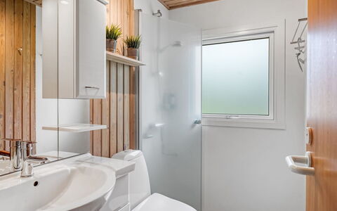 Farthin - 800M from the Sea: Interior Design, Flooring, Wand, Armatur, Holz, Sinken, Fussboden, Decke, Bad Sink, Badezimmer