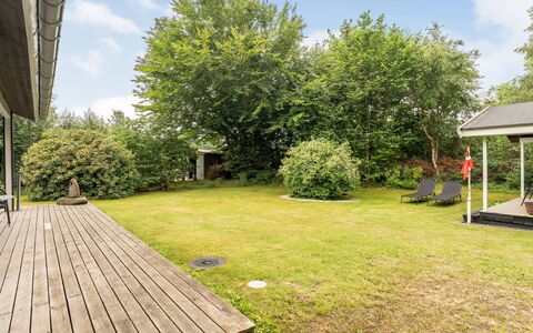 Farthin - 800M from the Sea: Strauch, Garten, Grundstueck, Rasen, Ground, Hütte, Schatten, Hinterhof, Landscaping, Garten