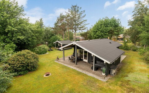 Farthin - 800M from the Sea: Haus, Dach, Zuhause, Wohngebiet, Hütte, Estate, Garten, Rasen, Garten, Bauernhaus