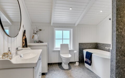 Fido - 300M from the Sea: Armatur, Flooring, Interior Design, Fussboden, Decke, Badezimmer, Zapfhahn, Installation, Sinken, Badezimmerschrank