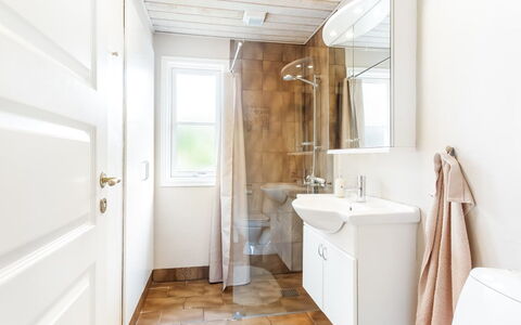 Esalina - from the Sea: Flooring, Fussboden, Armatur, Holz, Badezimmer, Interior Design, Toilette, Installation, Decke, Tür