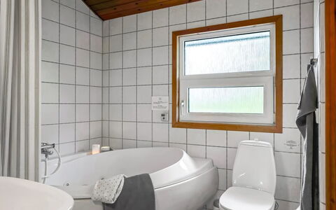 Jaakob - 4Km from the Sea: Armatur, Interior Design, Flooring, Badezimmer, Decke, Fussboden, Installation, Zapfhahn, Zimmer, Sinken